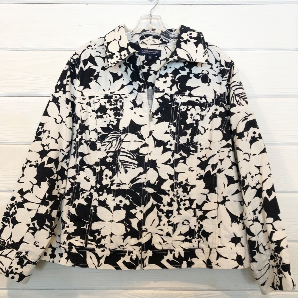 Jones New York Signature Woman Floral Zip Up Jacket